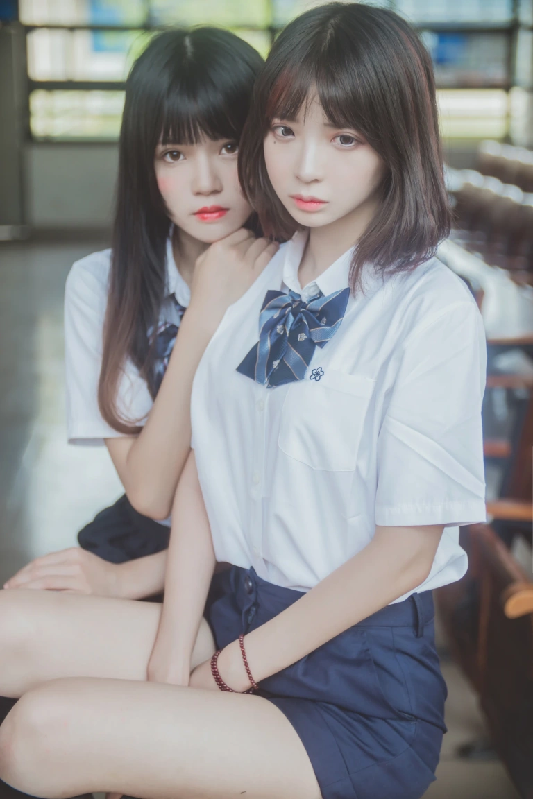 桜桃喵《JK百合1（桜桃喵&疯猫ss）》主题写真：43张全套美图