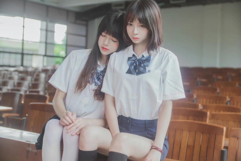 桜桃喵《JK百合1（桜桃喵&疯猫ss）》主题写真：43张全套美图