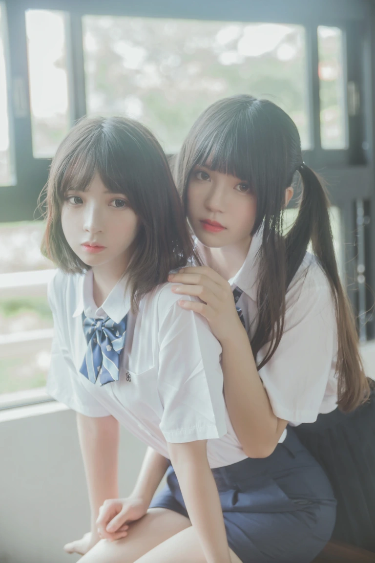 桜桃喵《JK百合1（桜桃喵&疯猫ss）》主题写真：43张全套美图