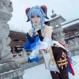 虎森森《雪景甘雨》主题写真：42张全套美图