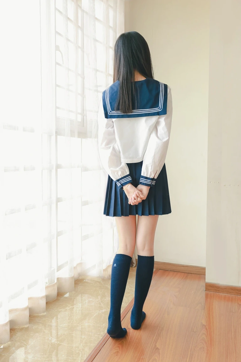 木棉棉《水手服cos大图》主题写真：27张全套美图