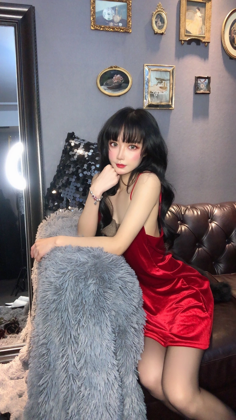 阿包也是兔娘《红丝绒睡衣》主题写真：18张全套美图