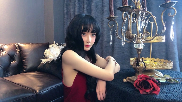 阿包也是兔娘《红丝绒睡衣》主题写真：18张全套美图