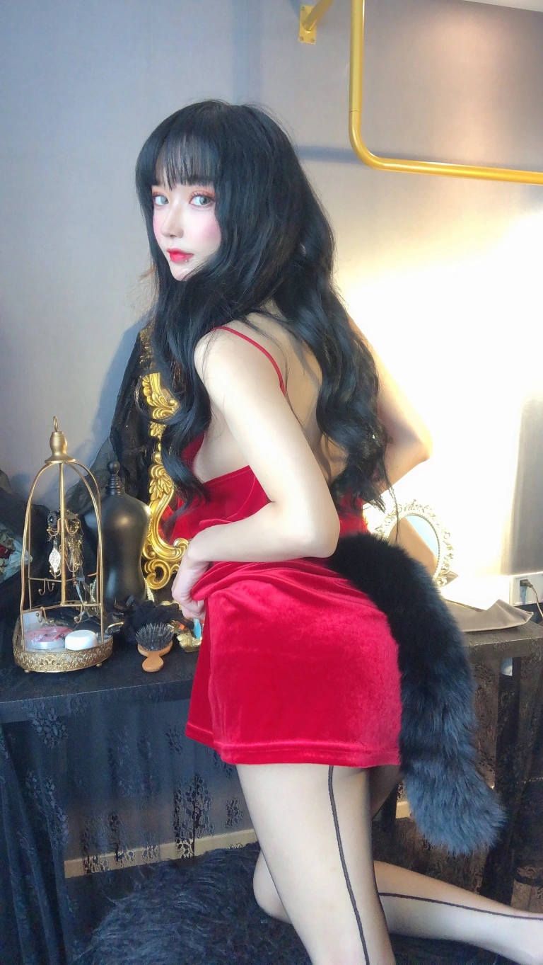 阿包也是兔娘《红丝绒睡衣》主题写真：18张全套美图