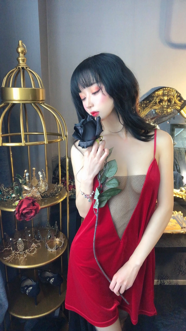 阿包也是兔娘《红丝绒睡衣》主题写真：18张全套美图