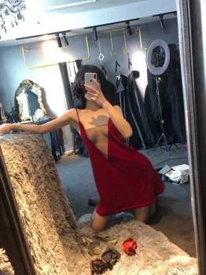 阿包也是兔娘《红丝绒睡衣》主题写真：18张全套美图