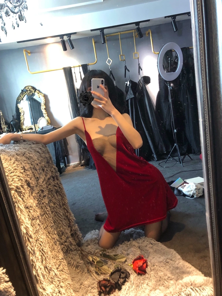 阿包也是兔娘《红丝绒睡衣》主题写真：18张全套美图