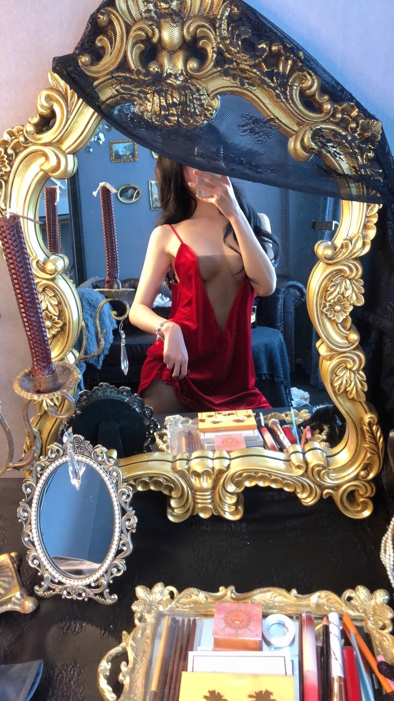 阿包也是兔娘《红丝绒睡衣》主题写真：18张全套美图