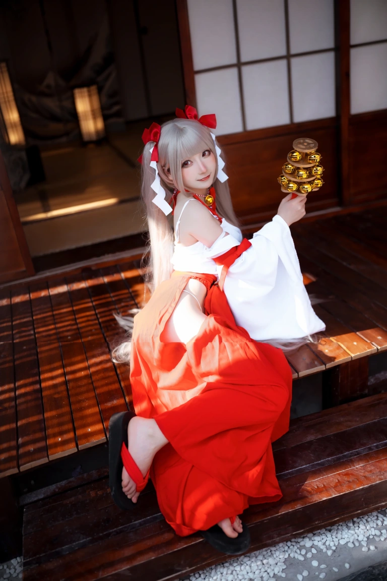 是三不是世《碧蓝航线 可畏巫女》主题写真：21张全套美图