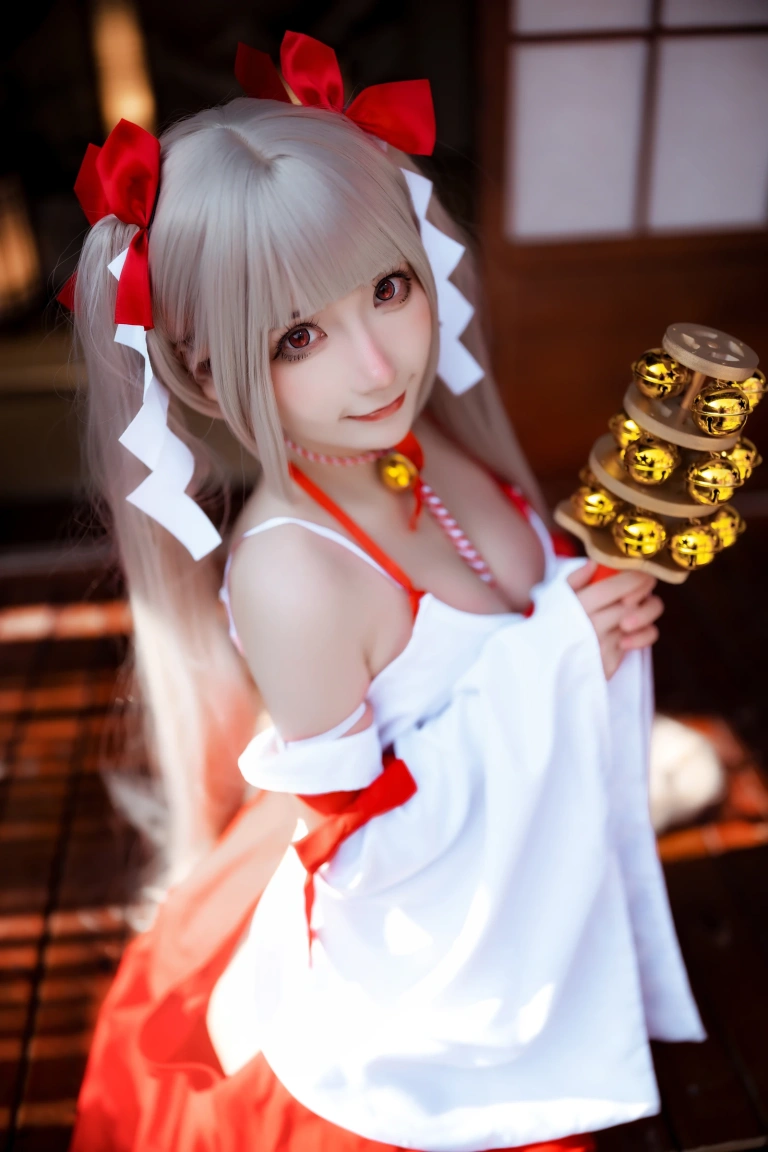 是三不是世《碧蓝航线 可畏巫女》主题写真：21张全套美图