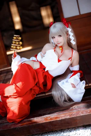是三不是世《碧蓝航线 可畏巫女》主题写真：21张全套美图