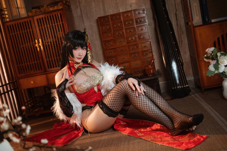 瓜希酱《大凤旗袍》主题写真：22张全套美图