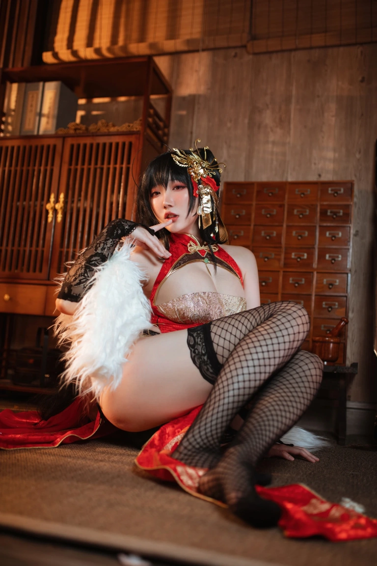 瓜希酱《大凤旗袍》主题写真：22张全套美图