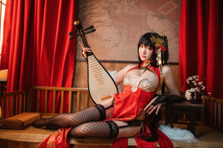 瓜希酱《大凤旗袍》主题写真：22张全套美图