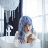 过期米线线喵《浴缸》主题写真：23张全套美图