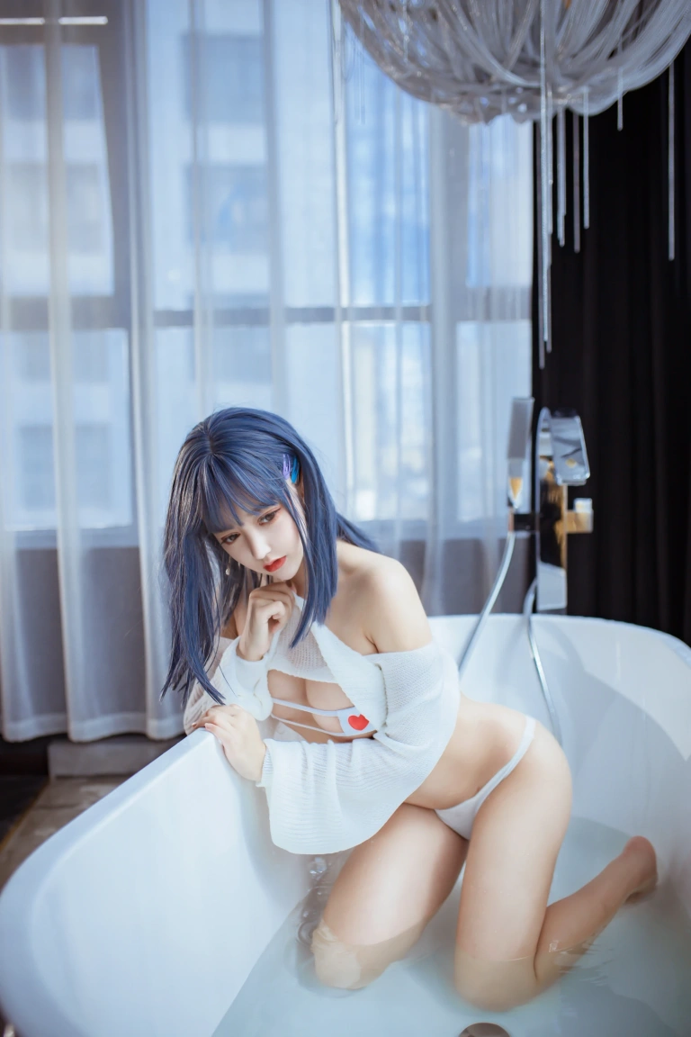 过期米线线喵《浴缸》主题写真：23张全套美图