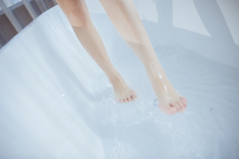 过期米线线喵《浴缸》主题写真：23张全套美图