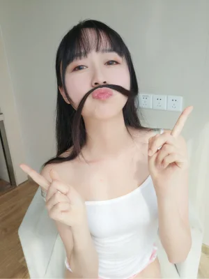 木棉棉《白色背心》主题写真：31张全套美图，含1个视频