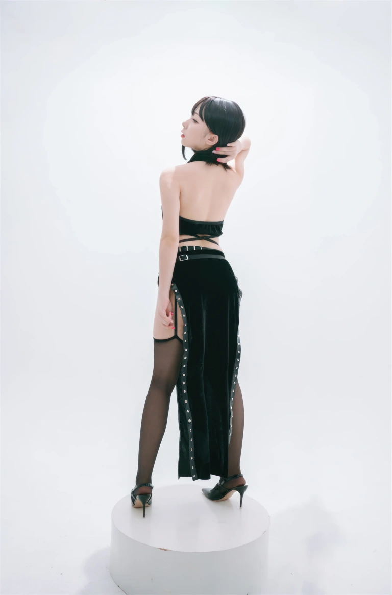 花铃《吊带袜修女》主题写真：71张全套美图