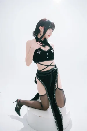 花铃《吊带袜修女》主题写真：71张全套美图