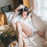 瓜希酱《能代衬衣》主题写真：23张全套美图