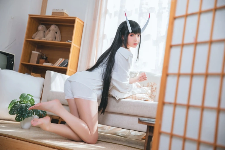 瓜希酱《能代衬衣》主题写真：23张全套美图