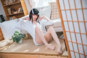 瓜希酱《能代衬衣》主题写真：23张全套美图