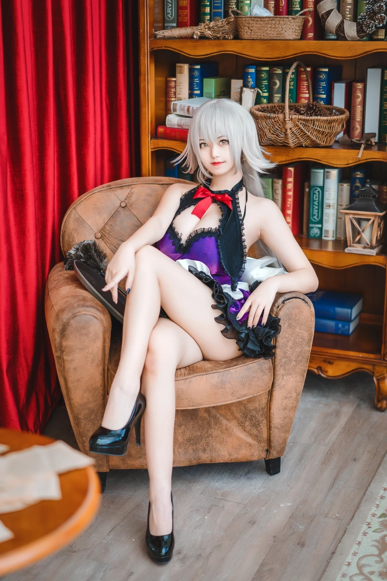 蜜汁猫裘《贞德女仆》主题写真：40张全套美图