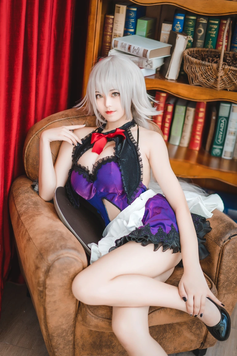 蜜汁猫裘《贞德女仆》主题写真：40张全套美图