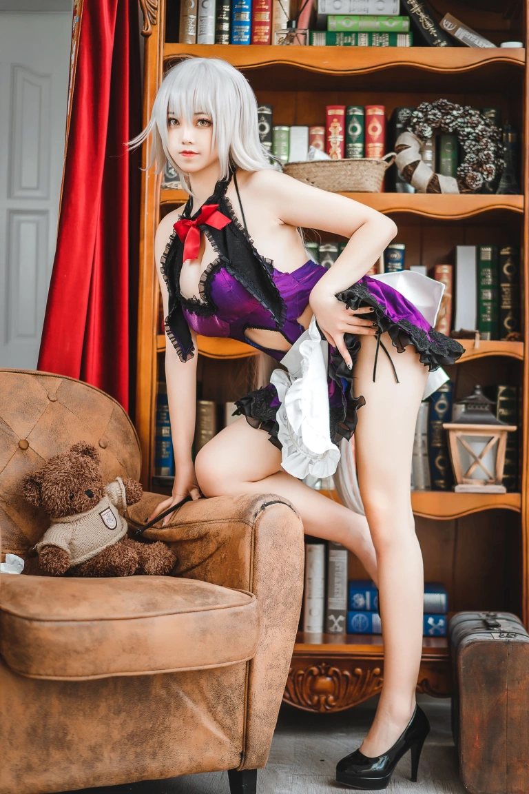 蜜汁猫裘《贞德女仆》主题写真：40张全套美图