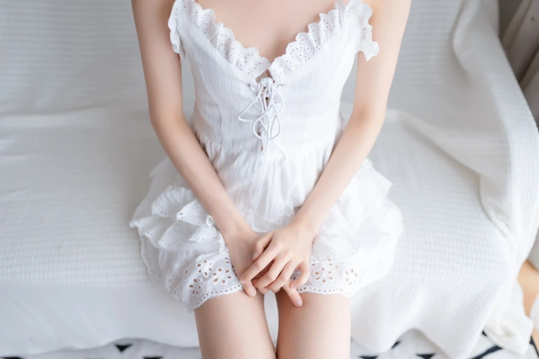 木棉棉《白色睡裙》主题写真：40张全套美图