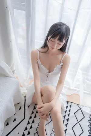 木棉棉《白色睡裙》主题写真：40张全套美图