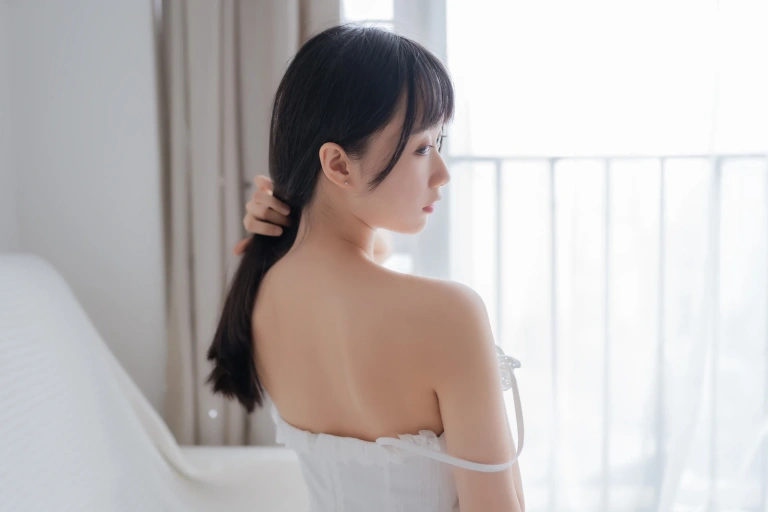 木棉棉《白色睡裙》主题写真：40张全套美图