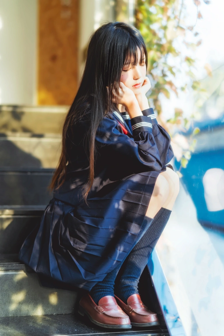 桜桃喵《小少女 黑色水手服》主题写真：50张全套美图