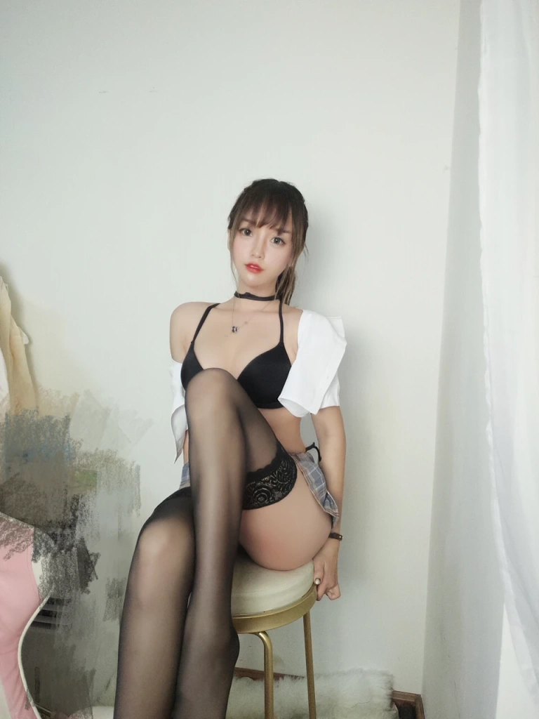 过期米线线喵《直播间齐b小短裙》主题写真：16张全套美图