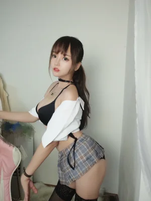 过期米线线喵《直播间齐b小短裙》主题写真：16张全套美图