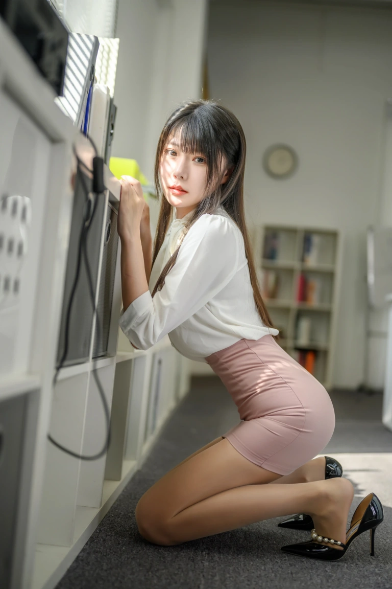 香草喵露露《忙露的职场 粉白裙子》主题写真：40张全套美图，含1个视频
