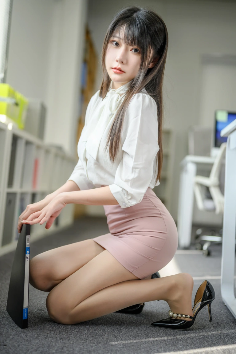 香草喵露露《忙露的职场 粉白裙子》主题写真：40张全套美图，含1个视频