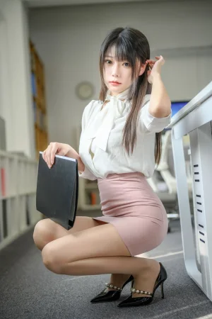香草喵露露《忙露的职场 粉白裙子》主题写真：40张全套美图，含1个视频