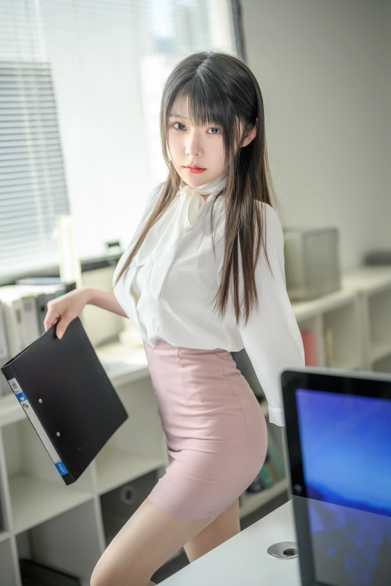 香草喵露露《忙露的职场 粉白裙子》主题写真：40张全套美图，含1个视频