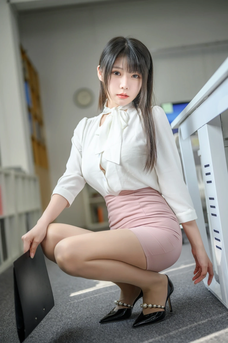 香草喵露露《忙露的职场 粉白裙子》主题写真：40张全套美图，含1个视频