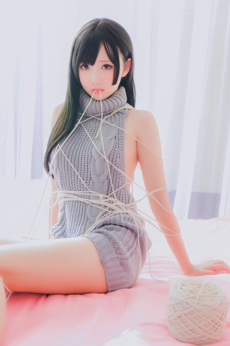 面饼仙儿《露背毛衣》主题写真：41张全套美图