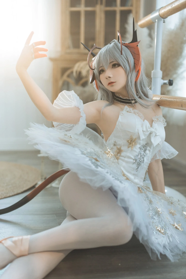 是三不是世《明日方舟 W芭蕾》主题写真：27张全套美图