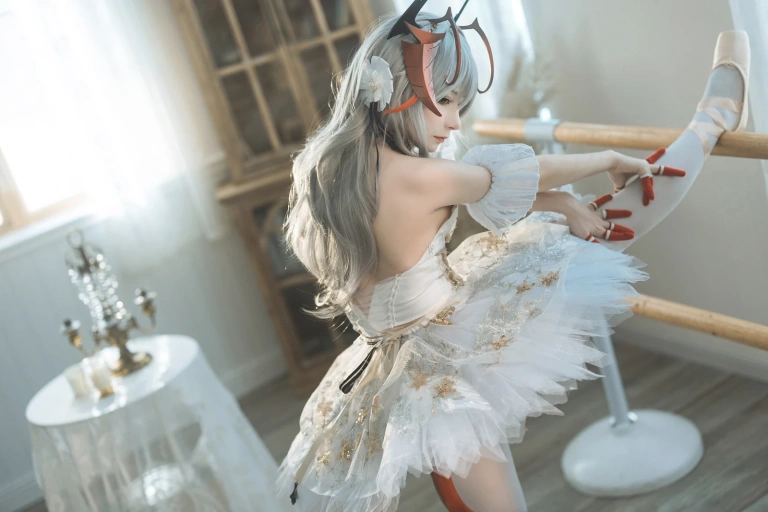是三不是世《明日方舟 W芭蕾》主题写真：27张全套美图