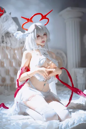 是一只熊仔《碧蓝航线 珍珠号·魔堡中的堕天使》主题写真：40张全套美图