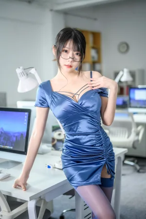 香草喵露露《忙露的职场 蓝色内衣裙》主题写真：40张全套美图，含1个视频