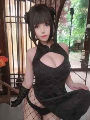 蜜汁猫裘《皮衣舞娘》主题写真：45张全套美图，含7个视频