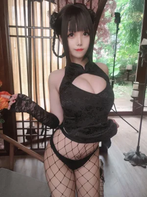 蜜汁猫裘《皮衣舞娘》主题写真：45张全套美图，含7个视频