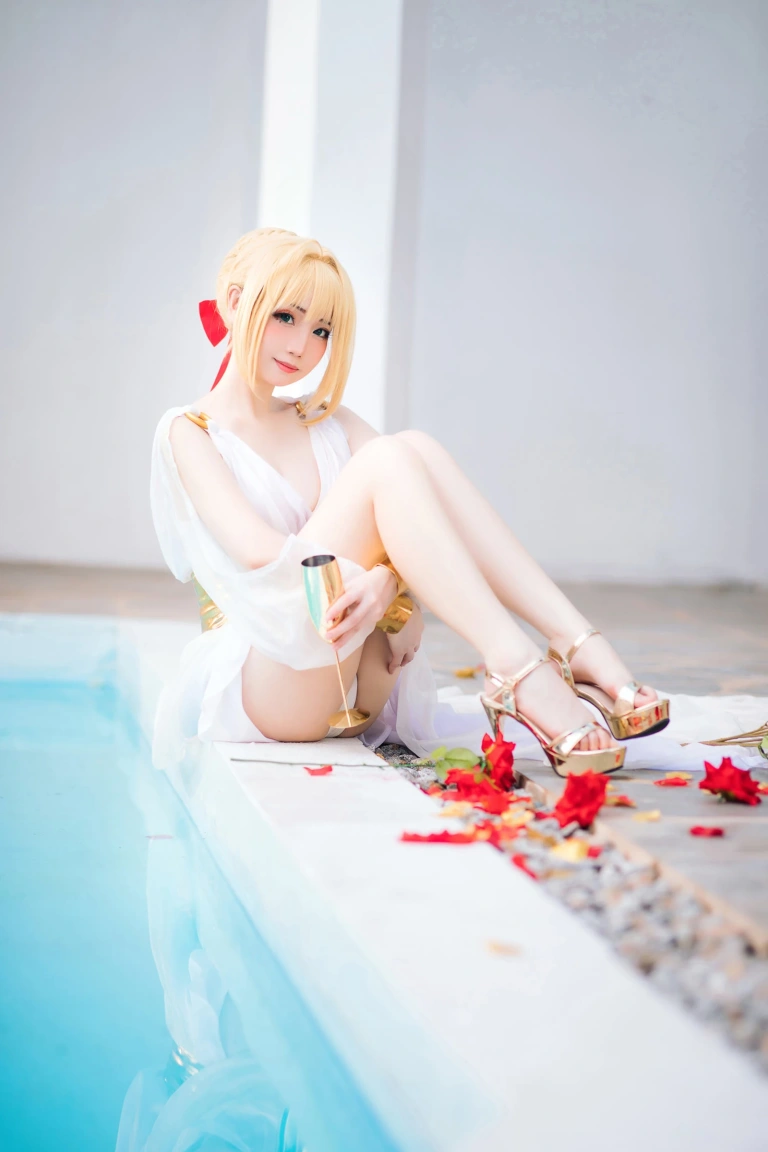 焖焖碳《FGO 尼禄礼服》主题写真：27张全套美图