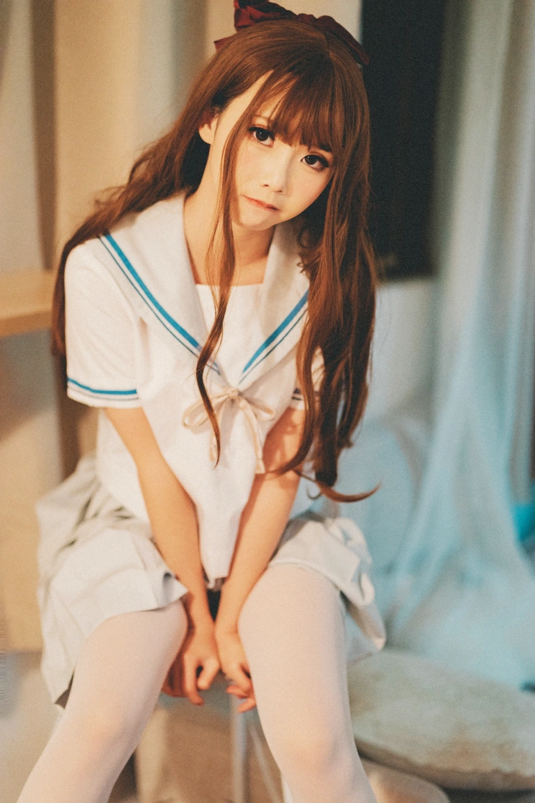 面饼仙儿《绿jk》主题写真：16张全套美图